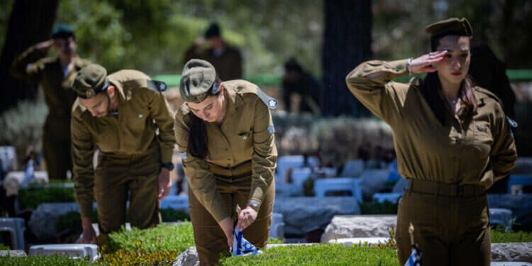 לספר על גבורת הנופלים . הר הרצל, השבוע. צילום: יונתן זינדל, פלאש 90 לספר על גבורת הנופלים . הר הרצל, השבוע. צילום: יונתן זינדל, פלאש 90
