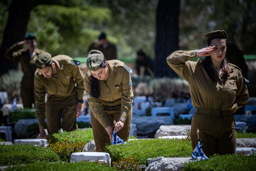 לספר על גבורת הנופלים . הר הרצל, השבוע. צילום: יונתן זינדל, פלאש 90 לספר על גבורת הנופלים . הר הרצל, השבוע. צילום: יונתן זינדל, פלאש 90
