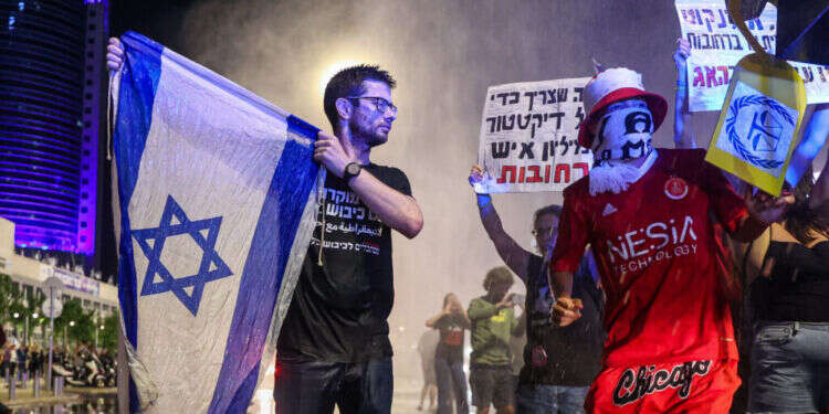 מפגיני שמאל מול בסיס הקריה בתל־אביב במוצאי השבת שעברה. צילום: איתי רון - פלאש 90 ישראל ויהודה? יש דרך טובה יותר לפצל את מדינת היהודים