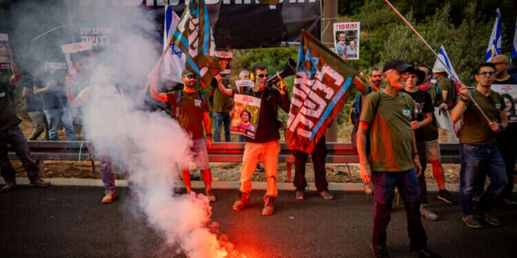 הפגנת  הפגנת "אחים לנשק" על כביש 1. צילום: יונתן זינדל, פלאש 90