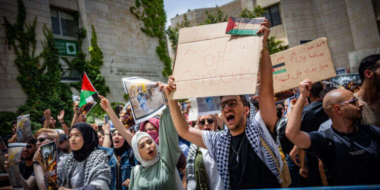 הפגנה פרו-פלסטינית באוניברסיטה העברית בירושלים, היום. צילום: יונתן זינדל, פלאש 90 "הפקרות בלתי נתפסת": הפגנת תמיכה בעזה באוניברסיטה העברית