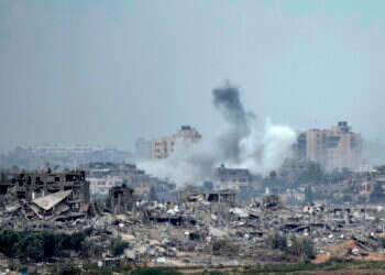 "במקום כזה אתה כל הזמן בלחץ". תקיפה בבית־חאנון בתחילת המלחמה. צילום: גטי אימג'ס