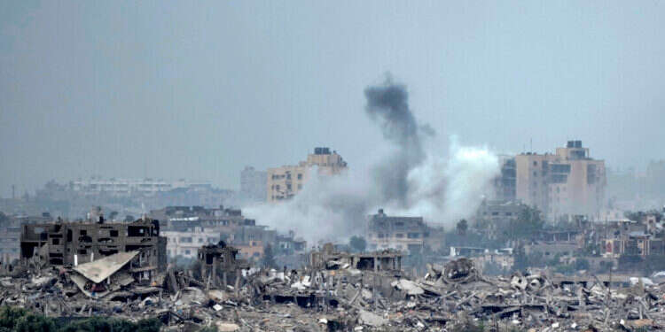 "במקום כזה אתה כל הזמן בלחץ". תקיפה בבית־חאנון בתחילת המלחמה. צילום: גטי אימג'ס