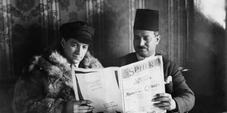 נסע הלוך ושוב בין אירופה ללבנט. פון־וייזל (משמאל) קורא כתב עת בטיסתו בספינת האוויר הגראף צפלין, שחלפה מעל ארץ ישראל בטיסתה מגרמניה למצרים באפריל 1929. צילום: גטי אימג'ס