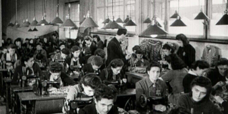 "יש אלפים כמו הוניה, לכולן מגיע שיזכרו אותן". תופרות יהדיות בגטו, פולין 1941. צילום: גטי אימג'ס