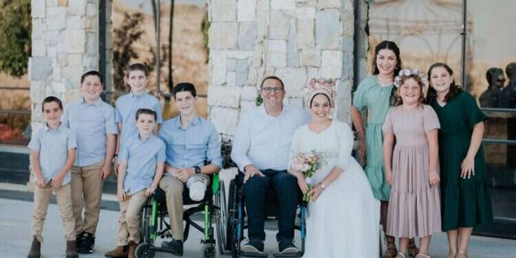 המשפחה בחתונה. צילום: אלי ברקו "הייתי עסוקה בלתת מקום לאבל": האלמנה הצעירה מדברת על הדרך לזוגיות השנייה