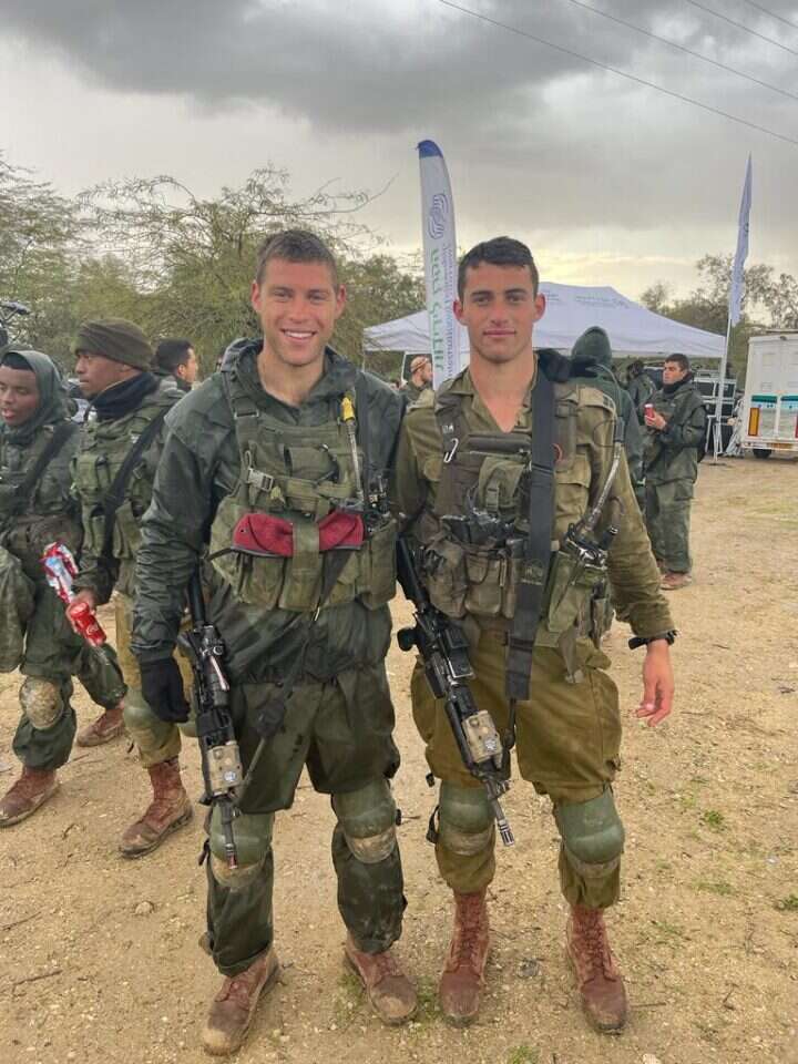 שביט (מימין) ואריאל בן־משה. צילום: באדיבות המשפחה