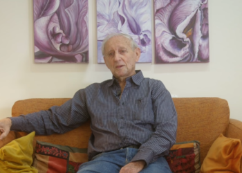 שורד השואה טומי שחם. צילום מסך, תאגיד השידור כאן  צפו: זיכרון בסלון של יו"ר הכנסת – בן ה-12 שניצל מצעדת המוות