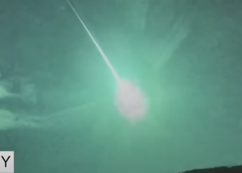 "כמו בסרט": צפו בכוכב השביט שהאיר את שמי אירופה וחורך את הרשתות