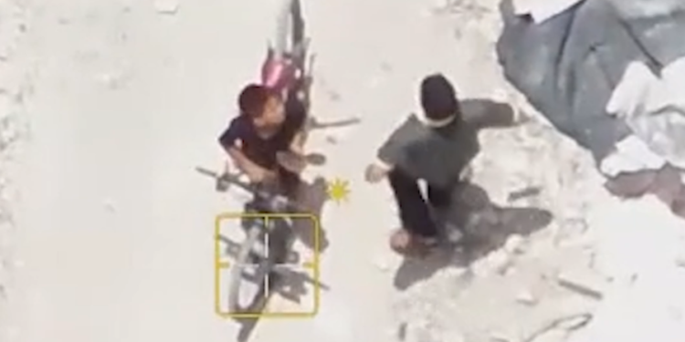 המחבל ליד הילד שרוכב על אופניים. צילום: דובר צה צפו: הילד התרחק מהמקום – המחבל חוסל מהאוויר