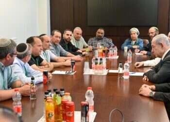 האב השכול לנתניהו: "כיצד מוציאים צווים מנהליים לאזרחים כשבני משפחותיהם בחזית?"