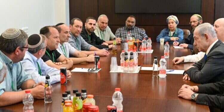 האב השכול לנתניהו: "כיצד מוציאים צווים מנהליים לאזרחים כשבני משפחותיהם בחזית?"