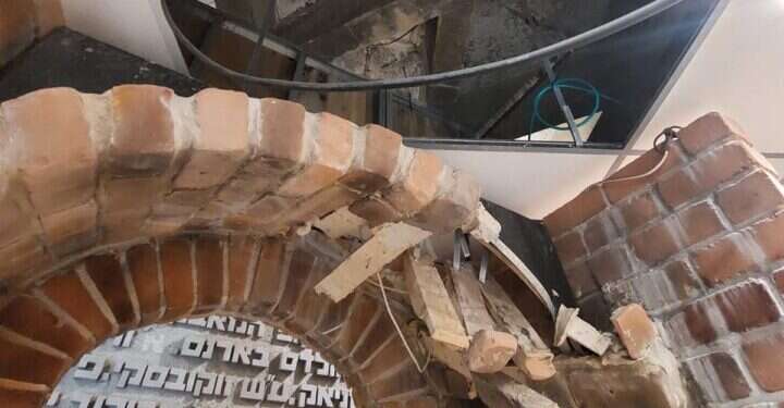 מנזקי פגיעת הטיל במוזיאון השואה. צילים: אלישיב רייכנר
