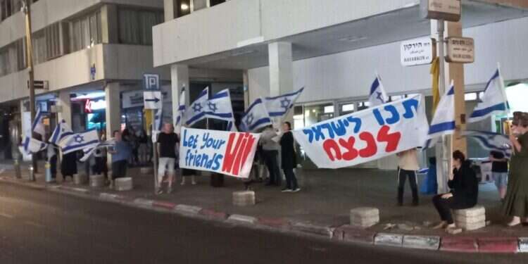 בירושלים ובתל אביב: מפגינים קוראים לניצחון מוחלט