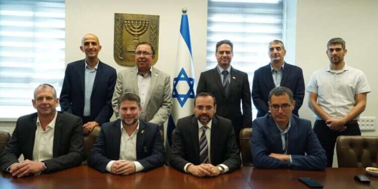 משה בר סימן טוב, שר הבריאות אוריאל בוסו ושר האוצר בצלאל סמוטריץ'. צילום: ניב מוסמן, לע אחרי עשור: אושרה הקמת בית חולים שני בבאר שבע