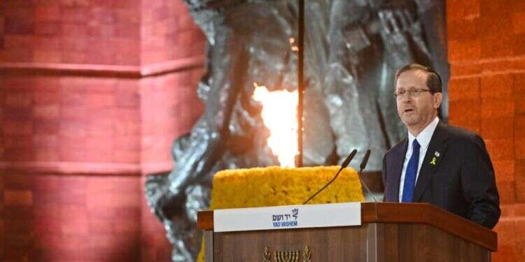 נשיא המדינה יצחק הרצוג בטקס יום השואה הממלכתי ביד ושם. צילום: קובי גדעון/לע״מ הנשיא הרצוג: 7 באוקטובר לא היה שואה – כי יש לנו היום מדינה