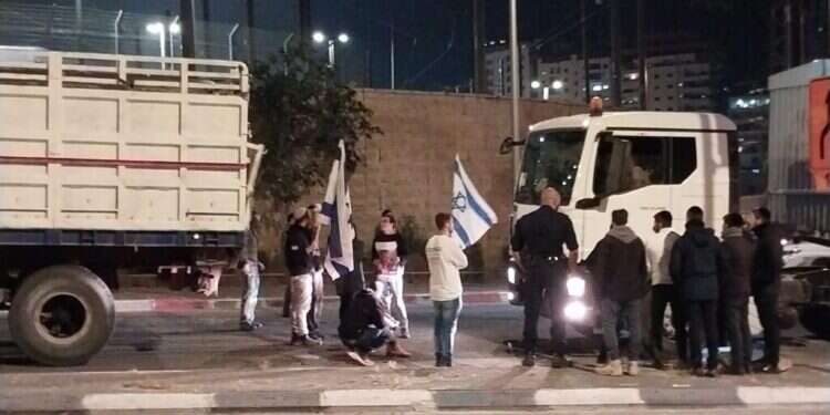 עימותים עם המשטרה ומעצר בני משפחות שכולות בחסימת משאיות הסיוע