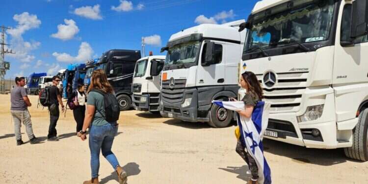 חסימת משאיות סיוע לעזה במעבר ארז. צילום: צו 9 עימותים עם המשטרה ומעצר בני משפחות שכולות בחסימת משאיות הסיוע