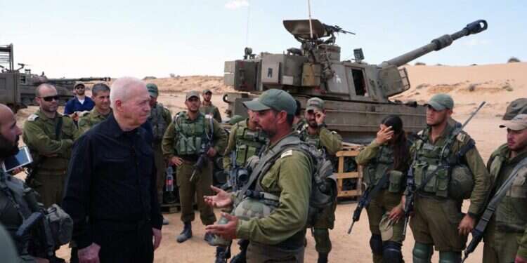גלנט בביקור בסוללת התותחנים במרחב רפיח, היום. צילום: אריאל חרמוני, משרד הביטחון גלנט: "הפעולה ברפיח לא תיעצר עד לחיסול חמאס או חזרת החטוף הראשון לישראל"
