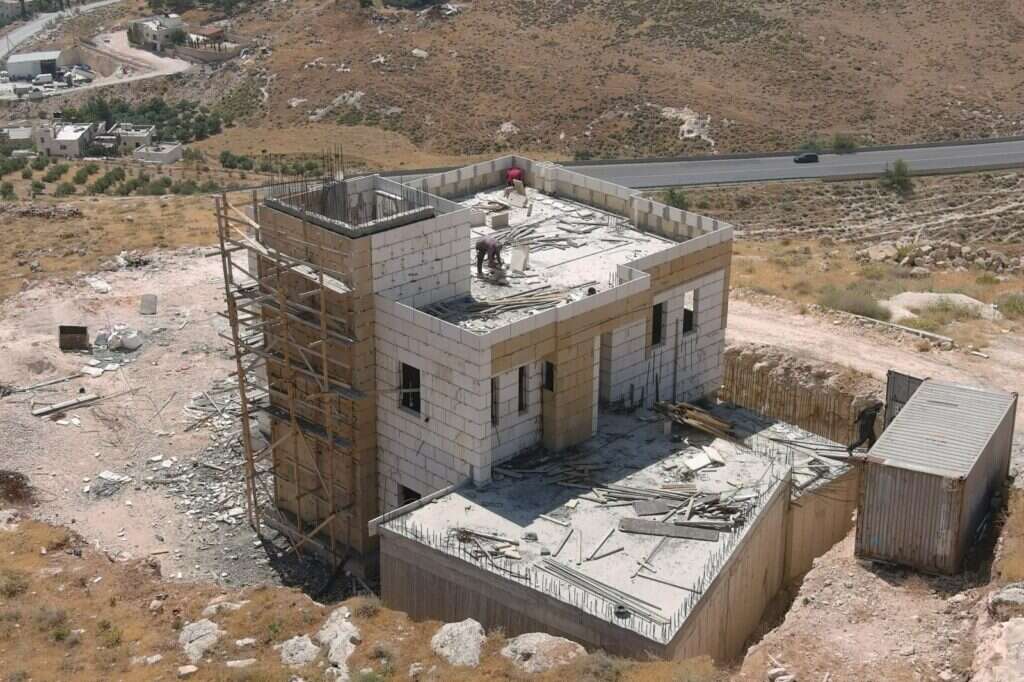 המבנה הפלסטיני על ציר ירושלים-גוש עציון שנהרס. צילום: רגבים