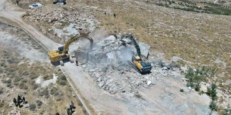 המבנה הפלסטיני על ציר ירושלים-גוש עציון שנהרס. צילום: רגבים המבנה הפלסטיני על ציר ירושלים-גוש עציון שנהרס. צילום: רגבים