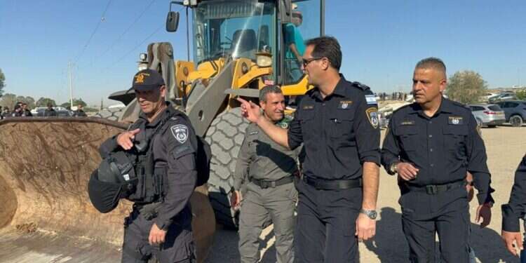 אחרי שנים: פונו מבנים בלתי חוקיים בנגב שעצרו את סלילת כביש 6