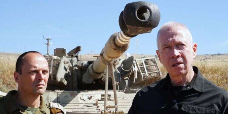 שר הביטחון יואב גלנט בגבול הצפון, מאי 24'. צילום: אריאל חרמוני, משרד הביטחון גלנט בגבול הצפון: "עלול להיות קיץ חם"