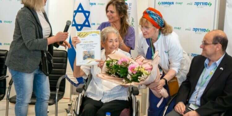 אחרי חמישה חודשים: שבוית החמאס בת ה-85 השתחררה מבית החולים