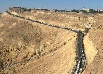 מאות חסמו את משאיות הסיוע ברחבי הנגב – מעל 20 נעצרו