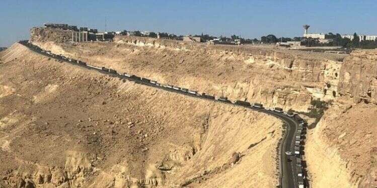 חסימת משאיות סיוע במצפה רמון. צילום: צו 9 מאות חסמו את משאיות הסיוע ברחבי הנגב – מעל 20 נעצרו