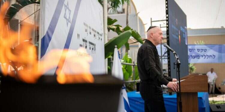 שר הביטחון יואב גלנט בטקס לקראת יום הזיכרון של משרד הביטחון. צילום: שחר יורמן גלנט: "המלחמה נפתחה עלינו ללא פרובוקציה או התגרות"