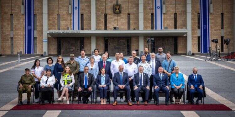 משיאי משואות תשפ"ד עם יו"ר הכנסת והשרה רגב. צילום: דוברות הכנסת - נועם מושקוביץ