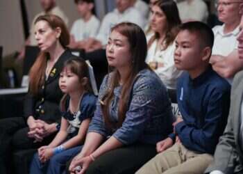 בני משפחות הנרצחים התאילנדים ושגרירת ישראל בתאילנד. צילום: שגרירות ישראל בתאילנד שגרירות ישראל בתאילנד ציינה את יום הזיכרון יחד עם משפחות הנרצחים ב-7 באוקטובר