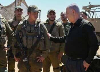 ראש הממשלה בנימין נתניהו עם לוחמי גדוד 55 של התותחנים. צילום: מעיין טואף, לע נתניהו: רפיח היא לא רק גדודי חמאס – אלא צינורות החמצן שלו