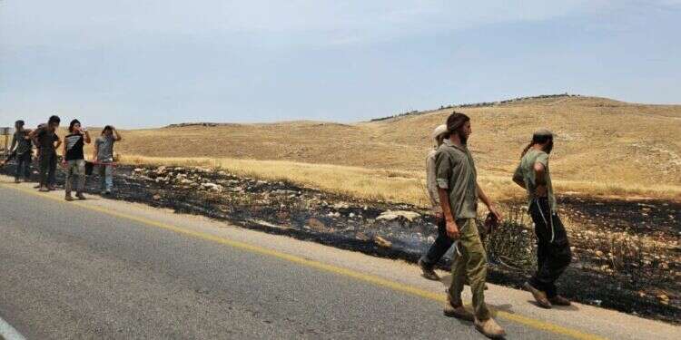 השטח שהוצת סמוך לחוות רימונים בבנימין, היום בחצי שעה: ערבים הציתו 2 שריפות בבנימין – ויידו אבנים על כוחות הכיבוי