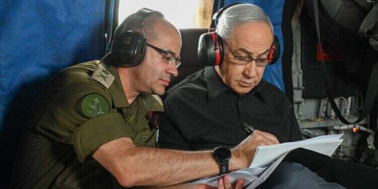 נתניהו בסיור בצפון עם המזכיר הצבאי, האלוף רומן גופמן, אתמול. צילום: מעיין טואף - לע על השחיקה: בצה"ל מוטרדים מעייפות חיילי החובה