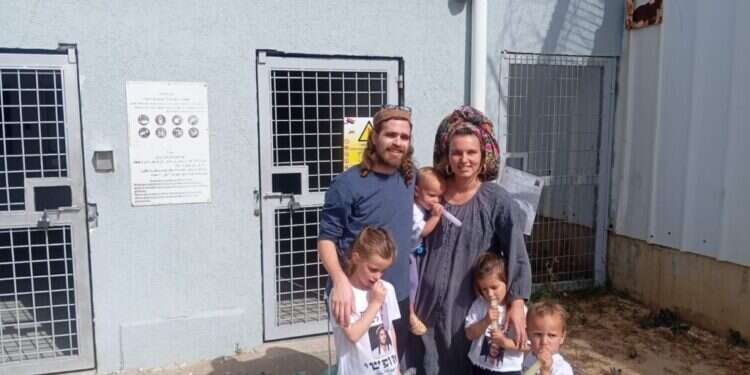 אריאל דנינו ומשפחתו לאחר שחרורו מהמעצר המנהלי. צילום: ללא קרדיט השתמשו וזרקו: שוחרר ממעצר מנהלי וקיבל צו הרחקה מנהלי