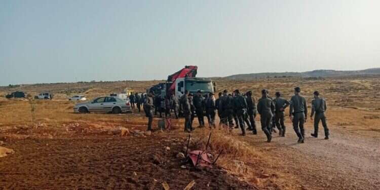כוחות המשטרה בפינוי בבנימין, הבוקר "במקום להגן על אזרחיה, המדינה החליטה להצטרף לאויב": שתי גבעות בבנימין פונו