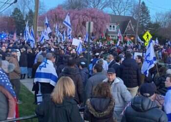 הפגנת תמיכה בישראל מול הפגנת תמיכה בחמאס בטינק, ניו גרס'י - ארה"ב. צילום: דוברות זק"א