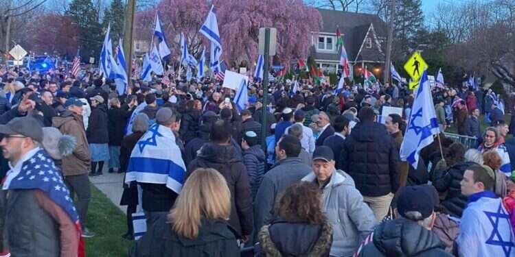 הפגנת תמיכה בישראל מול הפגנת תמיכה בחמאס בטינק, ניו גרז'י (ארה הפגנת תמיכה בישראל מול הפגנת תמיכה בחמאס בטינק, ניו גרס'י - ארה"ב. צילום: דוברות זק"א