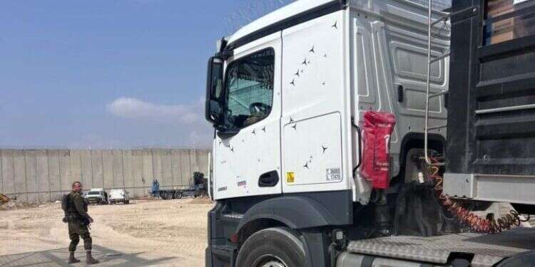 משאית סיוע נכנסת לצפון רצועת עזה דרך מעבר ארז. צילום: דובר צה לראשונה מפרוץ המלחמה: ישראל מכניסה סיוע לצפון רצועת עזה