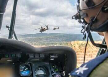 מסוקי חיל האוויר במטס יום הזיכרון מעל הר הרצל. צילום: דובר צה צפו: מטס חיל האוויר מעל הר הרצל