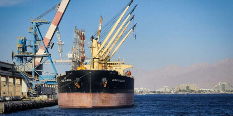 אוניה בנמל אילת. צילום: Ben Itach/Flash90   למרות הסיכונים הסביבתיים: הממשלה דוחפת להרחבת ייבוא הנפט
