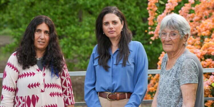 "העצב הולך איתך לכל מקום. זה שאנחנו ביחד נותן כוח". שרה וספי, איילת שקד, ורד וספי־צברי. צילום: אייל מרגולין, ג'יני