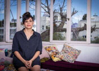 "אני מוצאת את עצמי כאמא אומרת לילדות את המשפטים ששנאתי לשמוע כילדה"