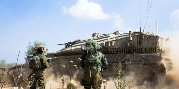 לוחמים וטנק ברצועת עזה. צילום: דובר צה 3 מוקדים בעזה: מעל 120 מטרות טרור הותקפו מהאוויר