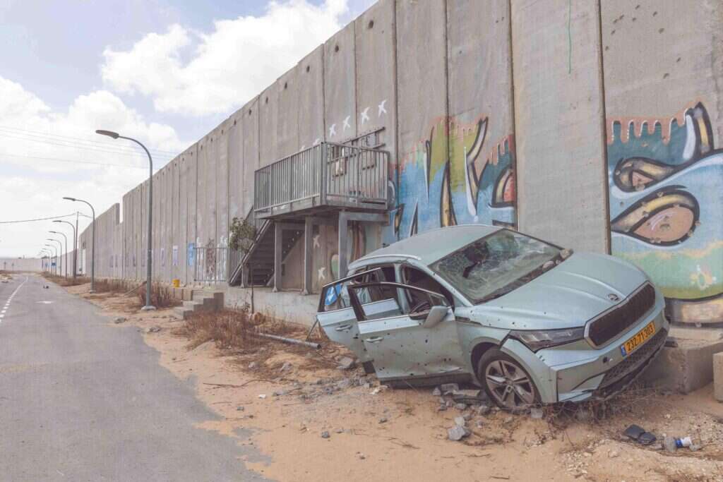 רכבו של אלי בן־דור שנפגע מירי מחבלים בשבעה באוקטובר. צילום: יוסי אלוני