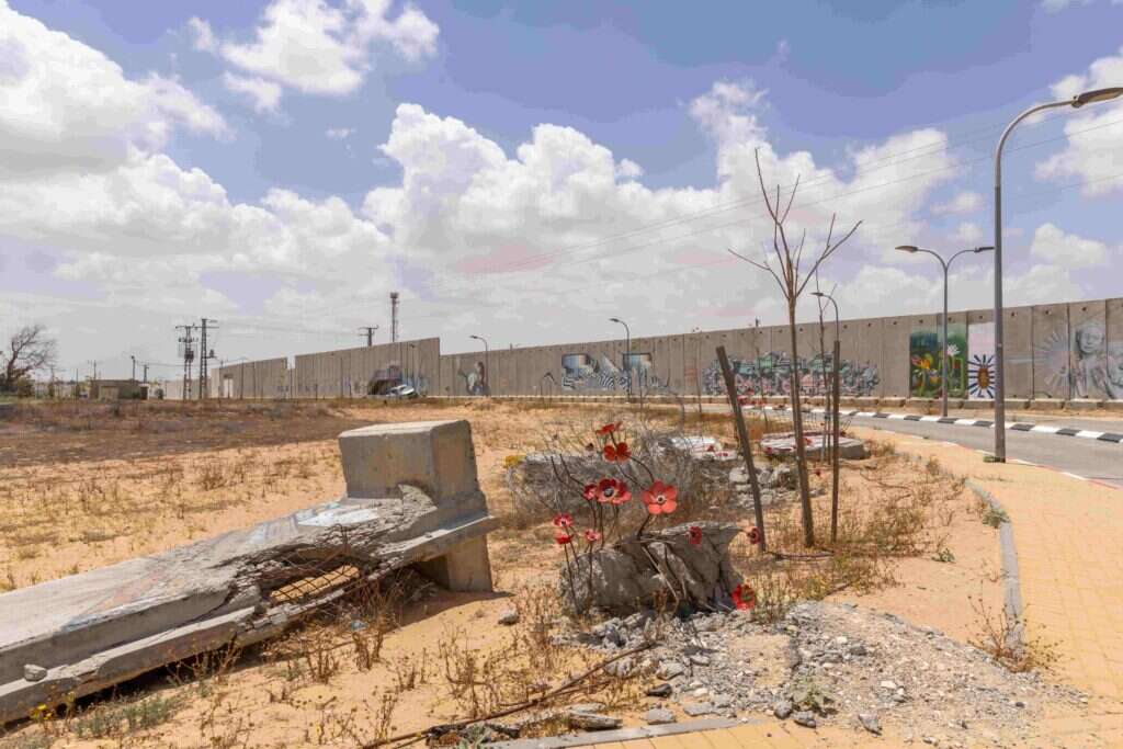 בטונדות בחומה המפרידה בין כרם־שלום לרפיח, שפוצצו ב־ 7 באוקטובר. צילום: יוסי אלוני