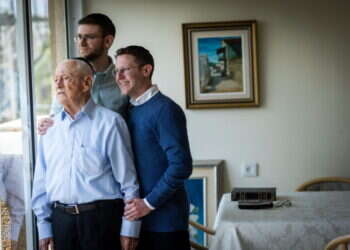 הסבא מיכאל בר און והנכדים אורי ויוני קסלר. צילום: אריק סולטן