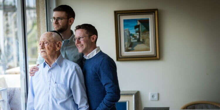 הסבא מיכאל בר און והנכדים אורי ויוני קסלר. צילום: אריק סולטן